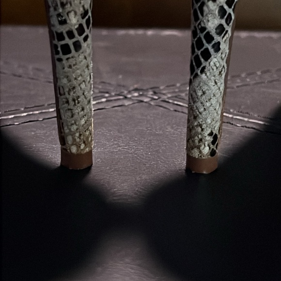 Snakeskin Patterned Women's Pumps - Picture 9 of 9